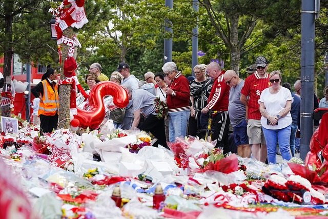 Auch in Liverpool trauern viele Menschen um Diogo Jota.  | Foto: Peter Byrne/PA Wire/dpa