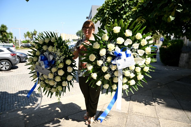 Blumen zu Ehren der Verstorbenen  | Foto: Pa/PA Wire/dpa