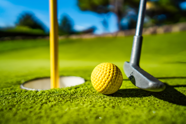 Minigolf kann jeder? Von wegen! Bahngolferin Brigitte Waßmer aus Inzlingen erklärt, wie es geht