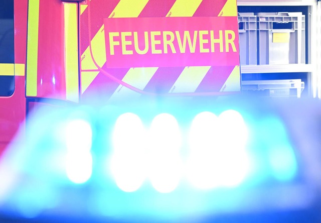 Die Feuerwehr hatte den Brand rasch unter Kontrolle. | Foto: Bernd Weißbrod (dpa) Die Feuerwehr hatte den Brand rasch unter Kontrolle. | Foto: Bernd Weißbrod (dpa)