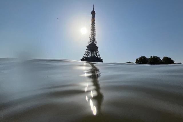 Der Eiffelturm ist hinter der Seine zu sehen. | Foto: Jan Woitas (dpa) Der Eiffelturm ist hinter der Seine zu sehen. | Foto: Jan Woitas (dpa)
