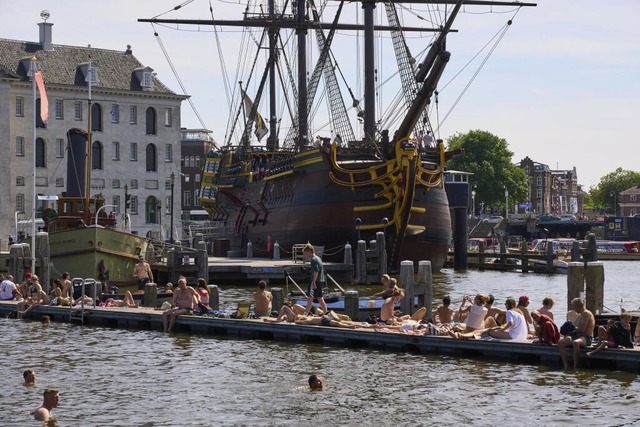 Bei steigenden Temperaturen schwimmen ...e des Maritimen Museums von Amsterdam. | Foto: Peter Dejong (dpa) Bei steigenden Temperaturen schwimmen ...e des Maritimen Museums von Amsterdam. | Foto: Peter Dejong (dpa)