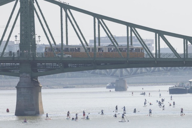 Menschen nehmen am Rennen «Crossing-Budapest-SUP» auf der Donau teil. | Foto: Attila Volgyi (dpa) Menschen nehmen am Rennen «Crossing-Budapest-SUP» auf der Donau teil. | Foto: Attila Volgyi (dpa)
