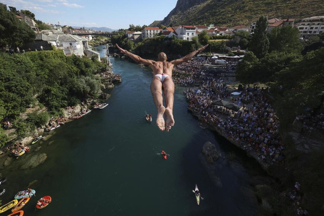 Ein Mann springt während des 456. jähr...wettbewerbs von der Brücke Stari Most. | Foto: Armin Durgut (dpa) Ein Mann springt während des 456. jähr...wettbewerbs von der Brücke Stari Most. | Foto: Armin Durgut (dpa)
