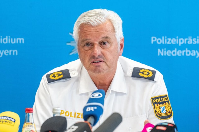 Werner Sika vom Polizeipräsidium Niede...ssagiere in einem ICE in Niederbayern. | Foto: Armin Weigel (dpa) Werner Sika vom Polizeipräsidium Niede...ssagiere in einem ICE in Niederbayern. | Foto: Armin Weigel (dpa)