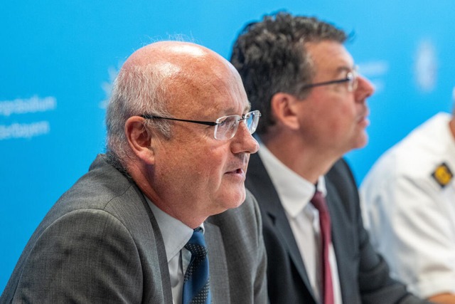 Stefan Schillinger (l) von der Krimina...ssagiere in einem ICE in Niederbayern. | Foto: Armin Weigel (dpa) Stefan Schillinger (l) von der Krimina...ssagiere in einem ICE in Niederbayern. | Foto: Armin Weigel (dpa)