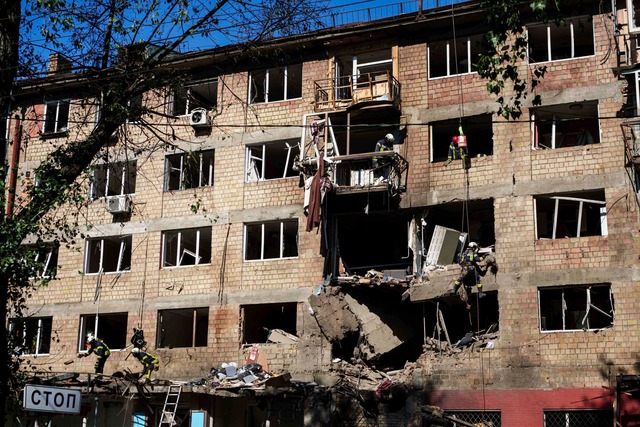 Die Beh&ouml;rden in der Hauptstadt Ki... an Geb&auml;uden und viele Verletzte.  | Foto: Evgeniy Maloletka/AP/dpa