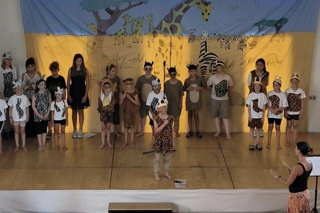 Singschule St. Fridolin in Bad Sckingen lsst im Stck "Tuishi pamoja" Tiere singend Freunde werden
