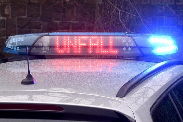 Unfall auf der Hauptstrae: Rollerfahrer fhrt Fugngerin an