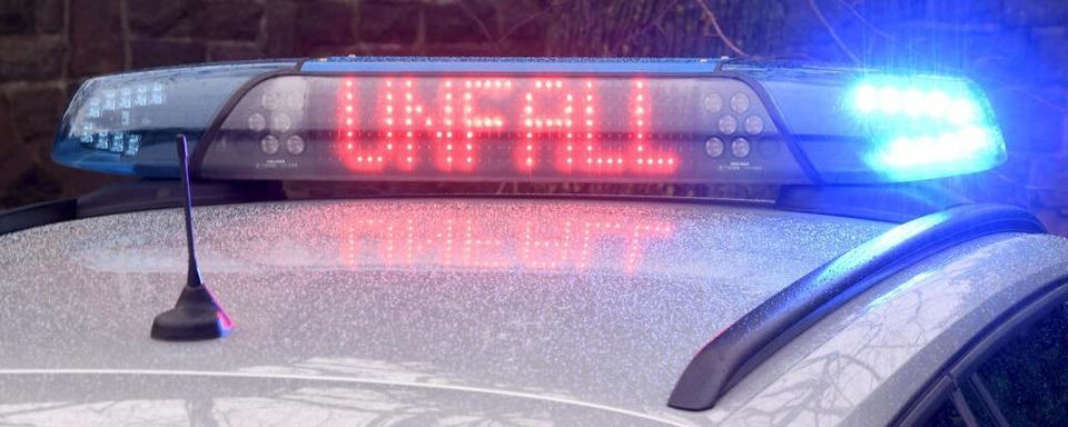 Unfall auf der Hauptstrae: Rollerfahrer fhrt Fugngerin an