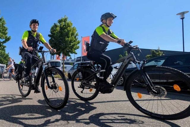Polizeiradler stoppen Verkehrssnder in Freiburg