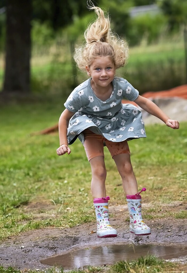 Voller Begeisterung springt die kleine...t ihren Gummistiefeln in die Pftze.    | Foto: Wolfgang Scheu