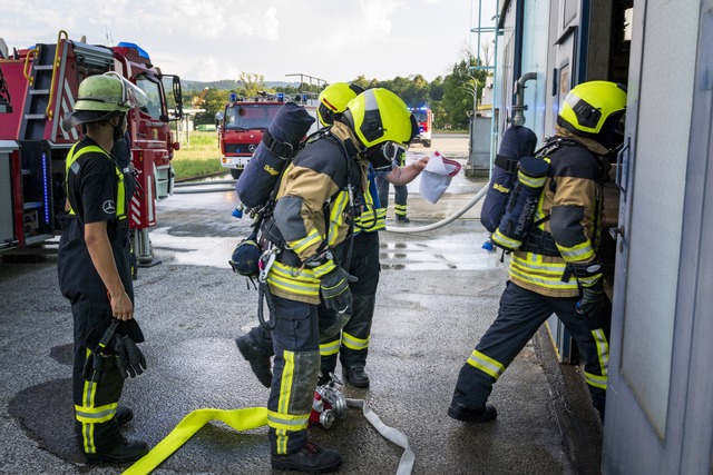 Ein Trupp der Freiwilligen Feuerwehr g...h eingeschlossenen Personen zu suchen. | Foto: Pressefoto BASF Ein Trupp der Freiwilligen Feuerwehr g...h eingeschlossenen Personen zu suchen. | Foto: Pressefoto BASF