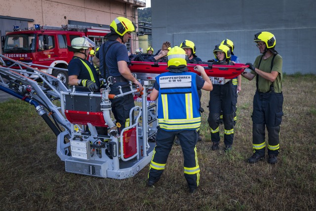 Mit der Drehleiter der Freiwilligen Fe...etzte vom Dach gerettet werden können. | Foto: Pressefoto BASF Mit der Drehleiter der Freiwilligen Fe...etzte vom Dach gerettet werden können. | Foto: Pressefoto BASF
