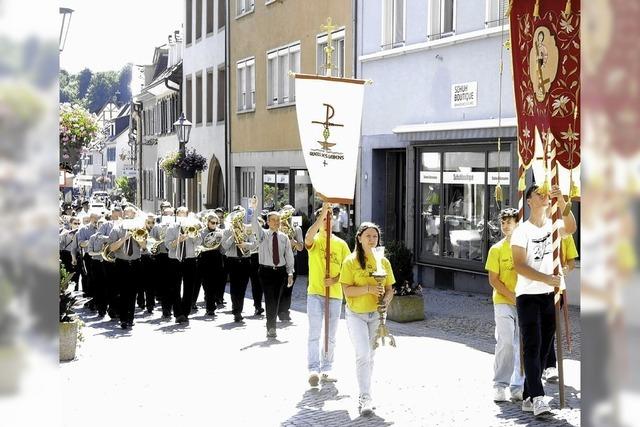 Gemeinde feiert mit Prozession und Empfang