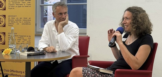 Autor Jo Lendle mit Moderatorin Malena...r Veranstaltung in der Stadtbibliothek | Foto: Zonta Offenburg Autor Jo Lendle mit Moderatorin Malena...r Veranstaltung in der Stadtbibliothek | Foto: Zonta Offenburg