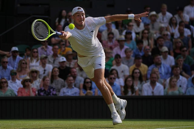 Jan-Lennard Struff streckt sich vergeblich.  | Foto: Kin Cheung/AP/dpa
