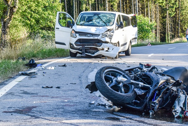 Der Motorrollerfahrer wurde schwer ver...s Kleinbusses blieben wohl unverletzt. | Foto: Fabian Koss/onw-images/dpa Der Motorrollerfahrer wurde schwer ver...s Kleinbusses blieben wohl unverletzt. | Foto: Fabian Koss/onw-images/dpa
