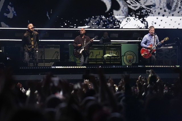 Oasis wieder gemeinsam auf der B&uuml;hne.  | Foto: Jordan Pettitt/PA Wire/dpa
