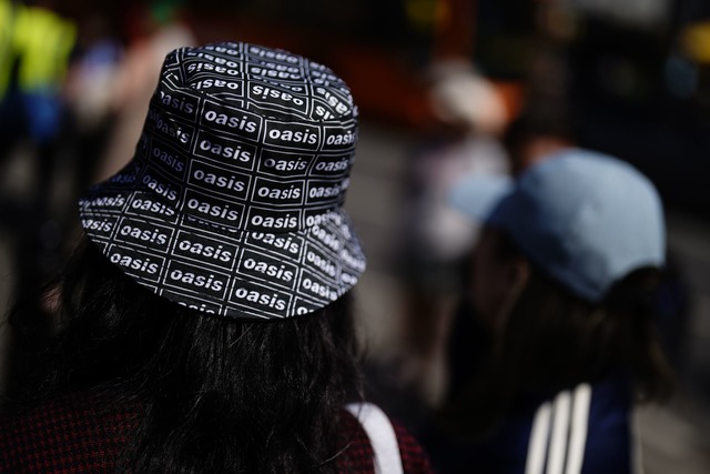 Die walisische Stadt feiert den Start der Oasis-Tournee ausgelassen.  | Foto: Jordan Pettitt/PA Wire/dpa