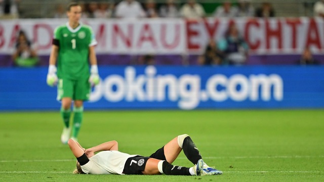 Am Boden: Giulia Gwinn.  | Foto: Sebastian Gollnow/dpa