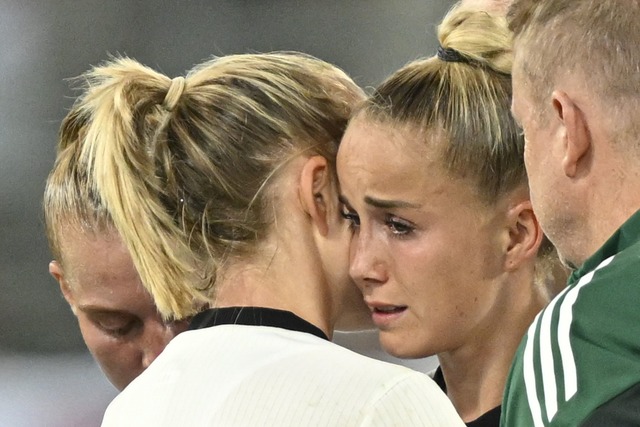 Giulia Gwinn wird von ihrer Bayern-Kollegin Lea Sch&uuml;ller getr&ouml;stet.  | Foto: Gian Ehrenzeller/KEYSTONE/dpa