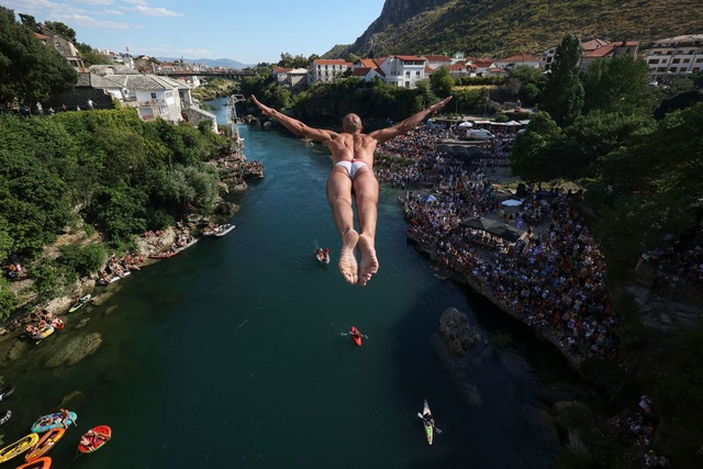 Der Sprung von der Br&uuml;cke Stari M...twas f&uuml;r Trainierte. (Archivbild)  | Foto: Armin Durgut/AP/dpa