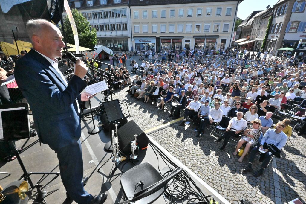 Oberkirchenrat Wolfgang Schmidt begrüßt die Anwesenden. Oberkirchenrat Wolfgang Schmidt begrüßt die Anwesenden.