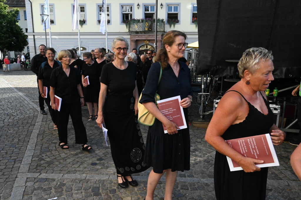 Die Sängerinnen kommen. Die Sängerinnen kommen.