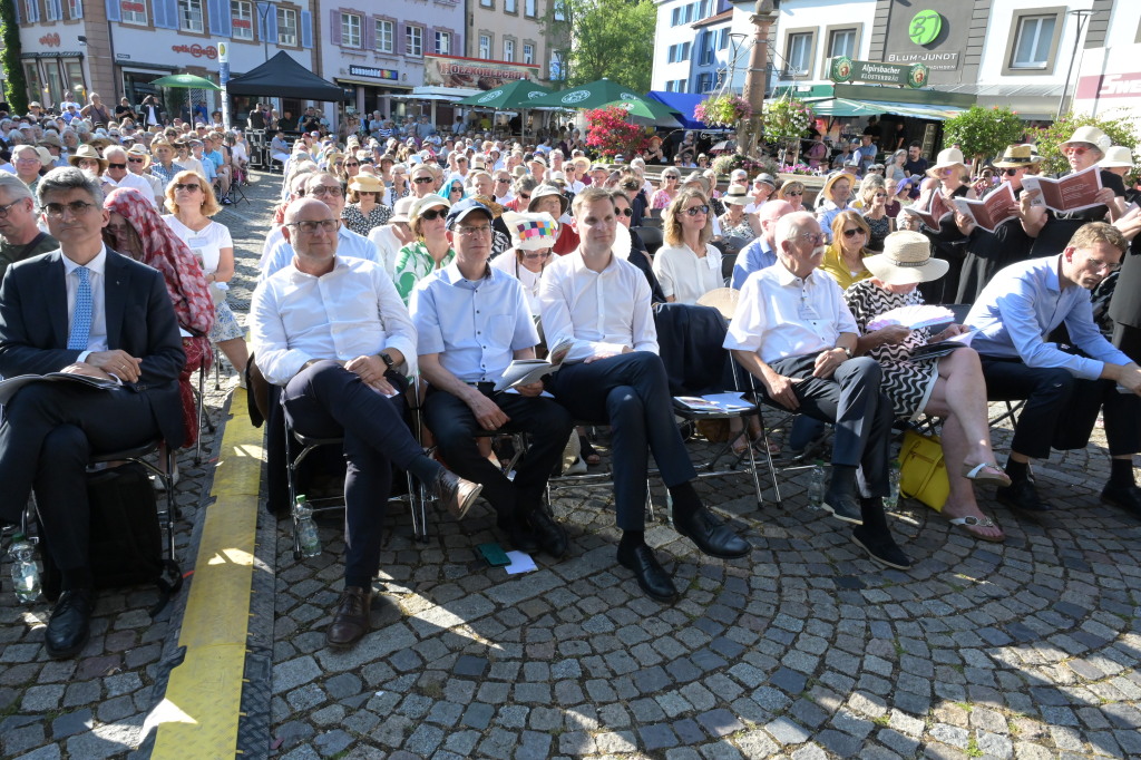 Die Ehrengäste in der Sonne Die Ehrengäste in der Sonne