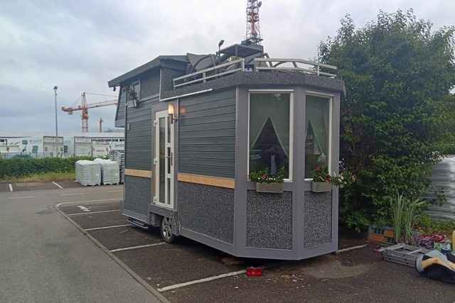 Ein Tiny-House-Projekt auf dem Toom-Parkplatz in Freiburg zeigt die Hilfsbereitschaft Fremder