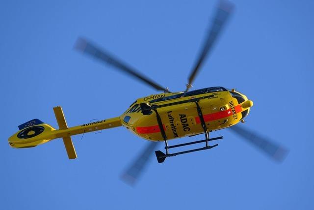 Vierjährige gerät unter Auto – womöglich Lebensgefahr