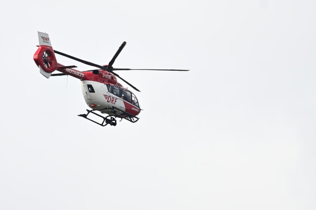 Ein Rettungshubschrauber war im Einsatz (Symbolbild).  | Foto: Bernd Weibrod (dpa)