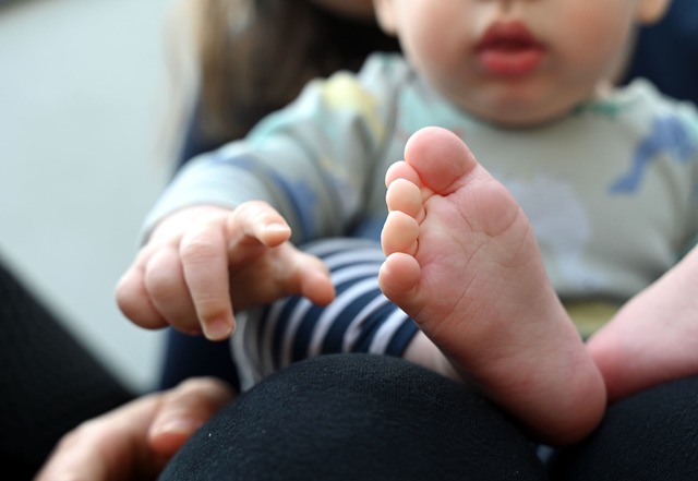 Wird es noch ein Junge oder ein M&auml;dchen? (Symbolbild)  | Foto: Elisa Schu/dpa