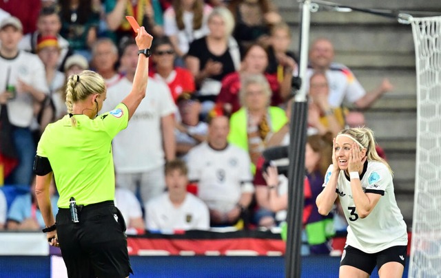 Der Schockmoment: Rot fr Kathy Hendrich.  | Foto: Sebastian Christoph Gollnow (dpa)