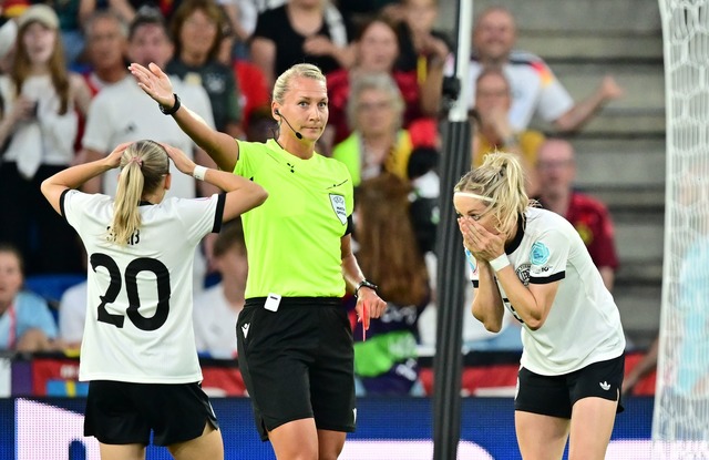 Runter, bitte: Schiedsrichterin Tess O...chickt Kathrin Hendrich (r) vom Platz.  | Foto: Sebastian Christoph Gollnow/dpa