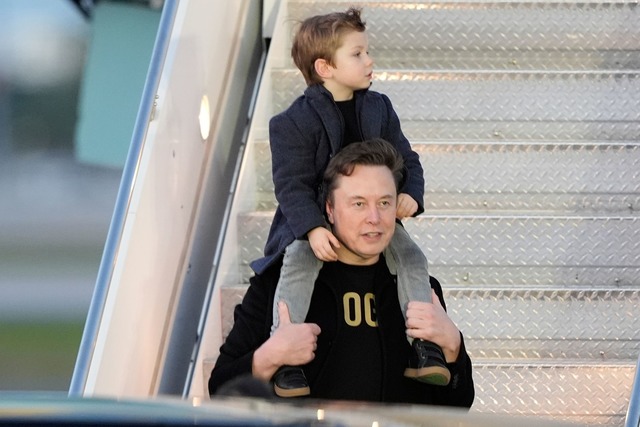Tech-Milliardär Elon Musk mit sei...-Xii, genannt "Little X". (Archivbild) | Foto: Manuel Balce Ceneta/AP/dpa Tech-Milliardär Elon Musk mit sei...-Xii, genannt "Little X". (Archivbild) | Foto: Manuel Balce Ceneta/AP/dpa