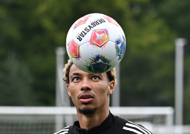 Hugo Ekitik&eacute; wird in Zukunft f&...r den FC Liverpool auf Torejagd gehen.  | Foto: Arne Dedert/dpa