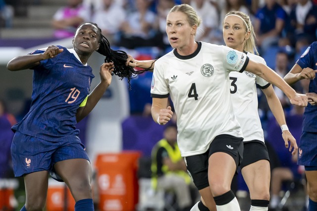 Klare Rote Karte: Kathrin Hendrich (r)...n&nbsp;Haaren von Griedge Mbock Bathy.  | Foto: Georgios Kefalas/KEYSTONE/dpa