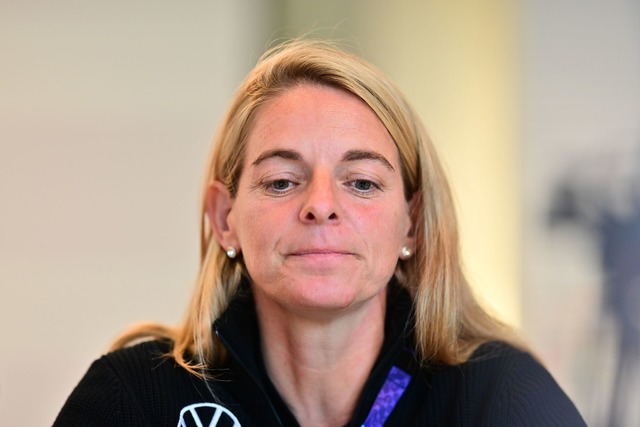 DFB-Sportdirektorin Nia K&uuml;nzer er...kl&auml;ren ist: Hendrichs Rote Karte.  | Foto: Sebastian Christoph Gollnow/dpa