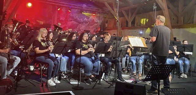 Der Musikverein Niederhausen in Aktion bei Rock am Schopf  | Foto: Verein