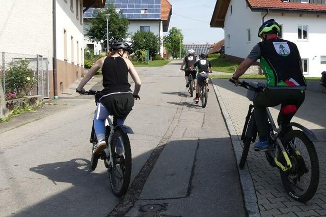 Mehr als 70 von 170 Teilnehmern fahren beim Mountainbike-Tag auf dem Hotzenwald mit dem E-Bike