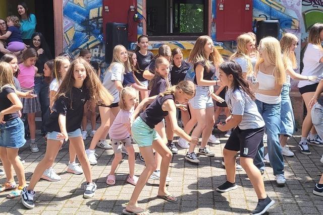 Rund 100 junge Tnzerinnen und Tnzer sorgen fr gute Stimmung in Wehr-flingen