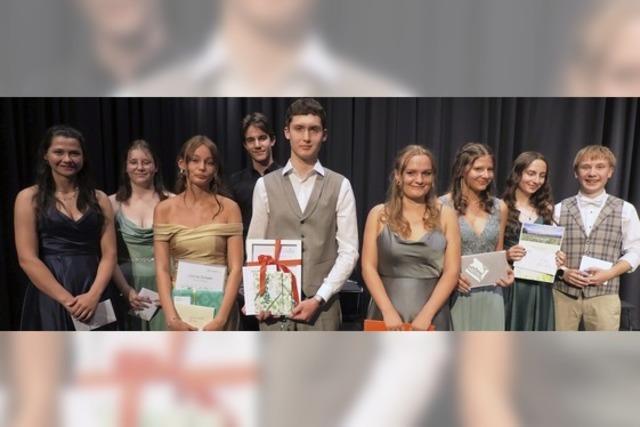 Groes Kino beim Abschied der Absolventen