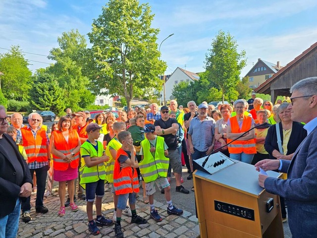 Mehrere Hundert Einwohner von Dgginge...fr die zweite Gauchachtalbrcke teil.  | Foto: Christa Maier