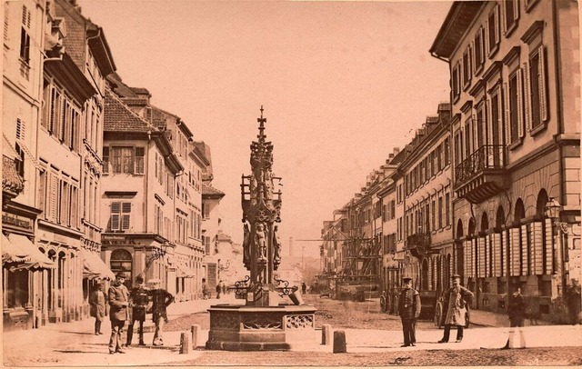 Die Kaiserstrae auf Hhe der Mnstergasse nach Norden um 1870...  | Foto: Privat
