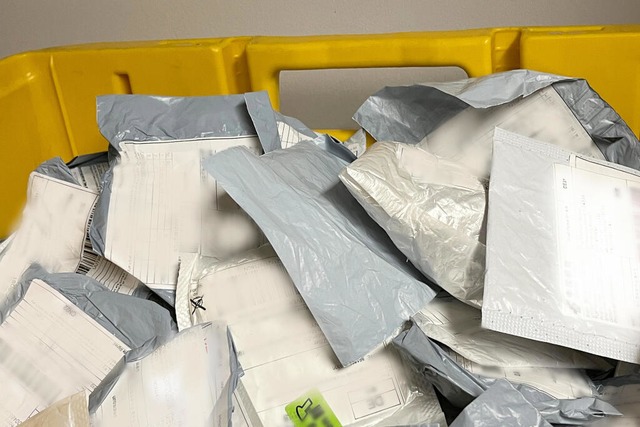 Fachleute vom Braunschweiger Julius Kü...amen invasive Arten enthalten könnten.  | Foto: K. Kaminski (dpa) Fachleute vom Braunschweiger Julius Kü...amen invasive Arten enthalten könnten.  | Foto: K. Kaminski (dpa)