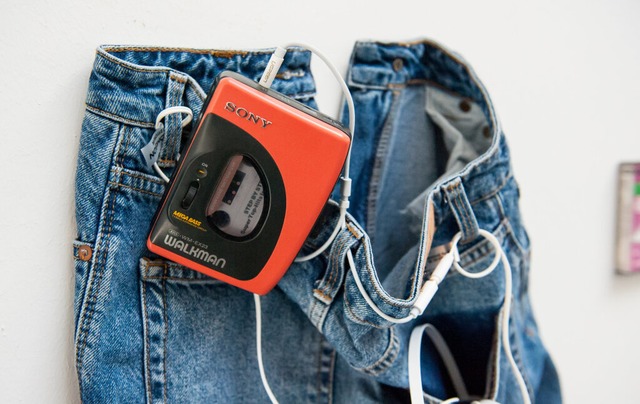 Ein Walkman von Sony hängt in einer Ausstellung an einer Jeans. | Foto: Philipp Schulze (dpa) Ein Walkman von Sony hängt in einer Ausstellung an einer Jeans. | Foto: Philipp Schulze (dpa)