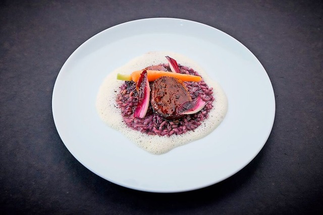 Ein Schaufelstck vom Kalb bildet den ...delschimmelkse Fourme d&#8217;Ambert.  | Foto: Europa-Park