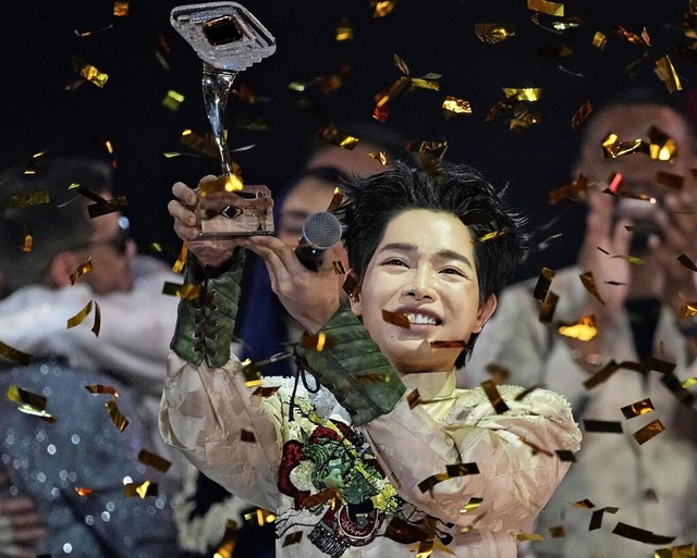 Gewinner: Der vietnamesische Snger Du...c.  Foto: Alexander Zemlianichenko/dpa  | Foto: Foto: Alexander Zemlianichenko/dpa